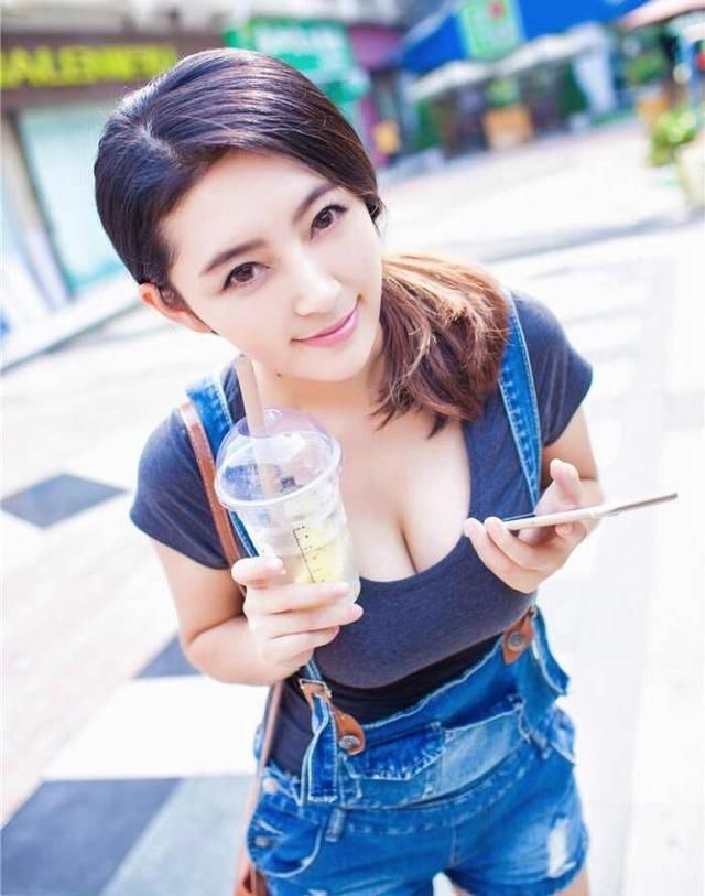 曲线动人的超短裤小姐姐，充满迷人的小性感，尽显婀娜女人味!