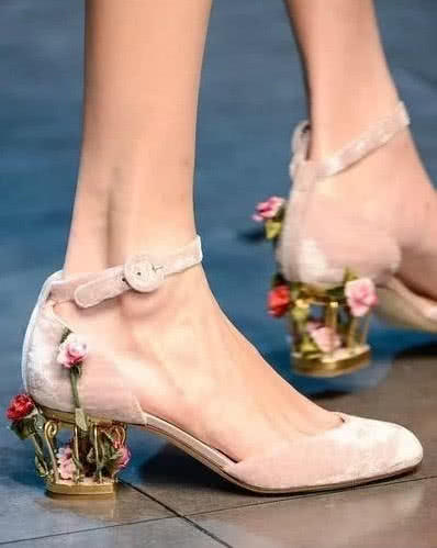 确认过眼神，这就是最美的高跟鞋！精致到每一个细节！鞋跟都是如