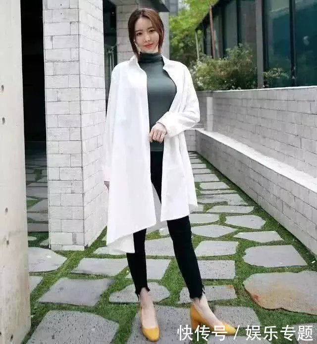 小姐姐散发一股淡淡的知性与唯美，紧身衣裹出性感身材