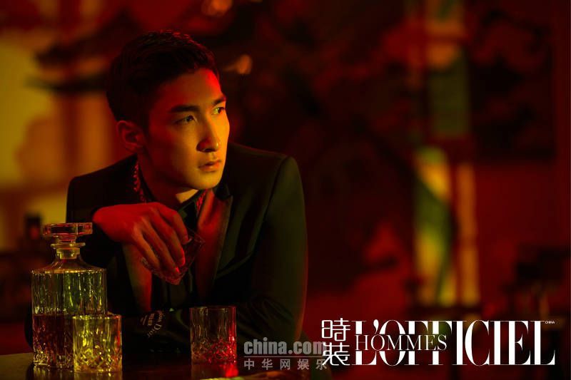 武大靖解锁时尚大片 光影交错尽显绅士魅力