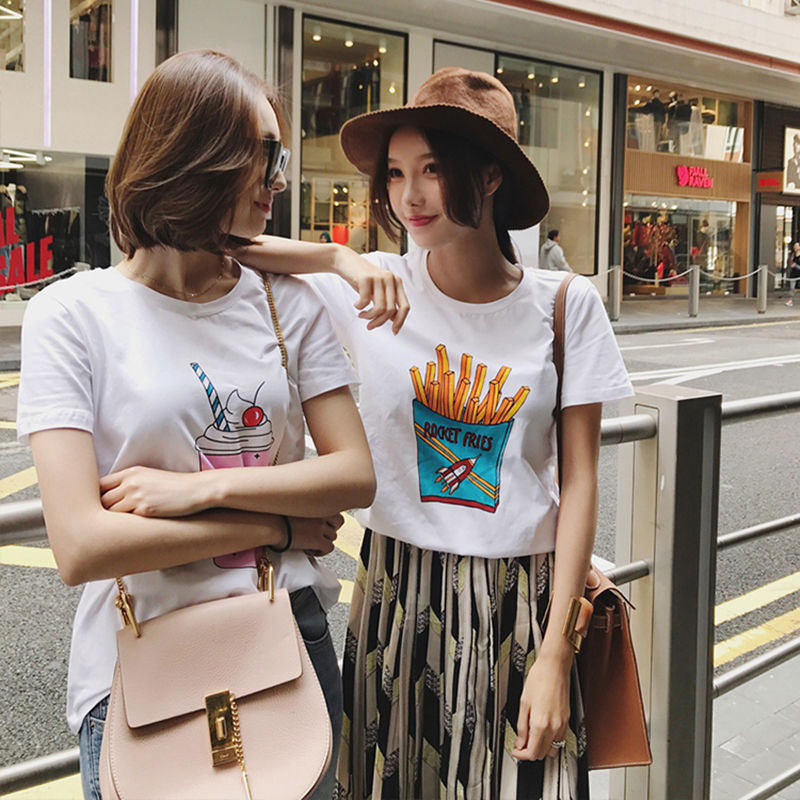 女人丰满有个好处，即使穿白菜价紧身T恤，曼妙身材也能美到极致