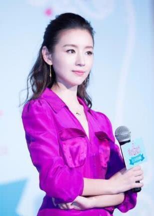 董洁玩小心机,紫色毛衣都是“洞”,黑色内搭全露了