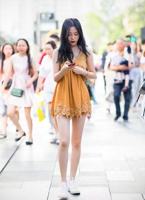  『皮衣』街拍：秀外慧中的美女，一件黑色皮衣配深蓝色半裙，时尚气质十足