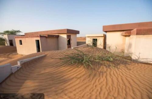 沙漠的“神秘”村庄，白天出现晚上消失