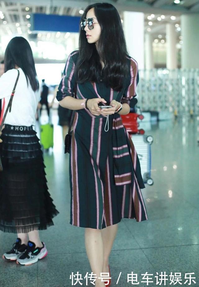 简单又百搭的衬衫裙,韩雪仅仅搭配一双红高跟,时尚感就上去了!