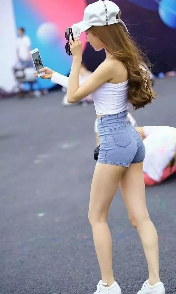 街拍:小姐姐优雅娇美火热十足，不表示一下?