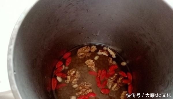  [褐色]它是“天然美白水”，坚持喝一月，早晚一杯，皮肤好到人人夸！
