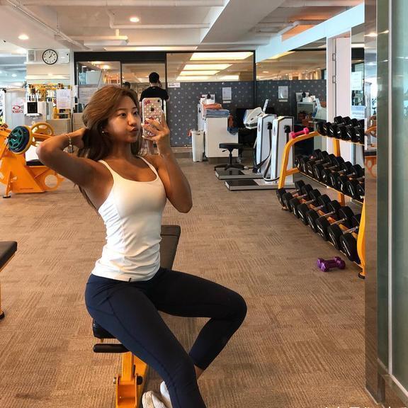 健身女神身材出众, 小麦色肤色, 健康而富有活力