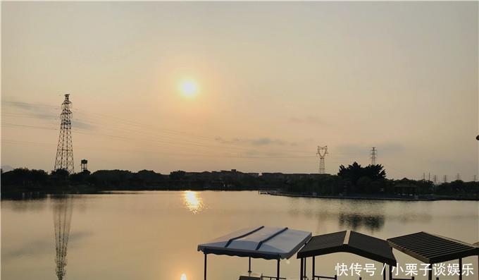  「夕阳西下」夕阳西下，晚霞满天，野渡舟横，佛山有一个天空之镜美景