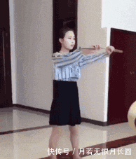  「GIF」GIF搞笑趣图：你玩这个多长时间了！我怎么不行啊！总是打到自己
