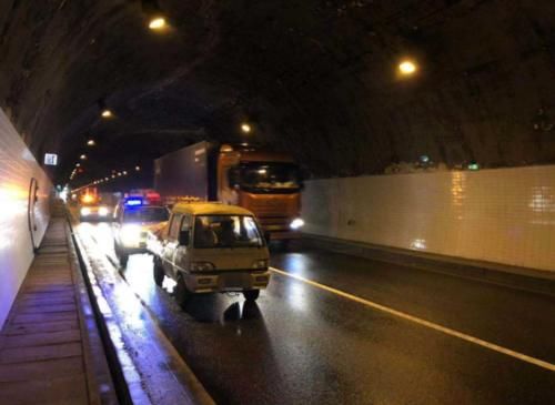 高速■高速隧道禁止超车，但前方车辆行驶太慢该咋办？老司机教你一招