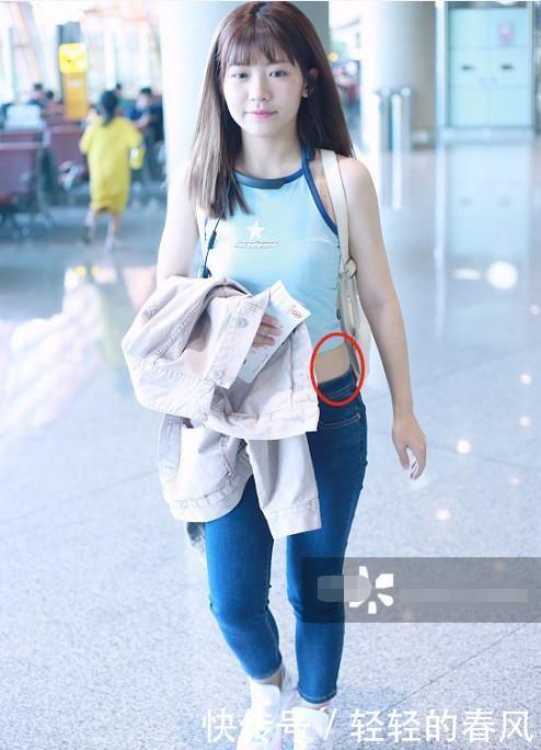 赖美云现机场高调“炫腹”，不料露出赘肉引尴尬，连外套都遮不住