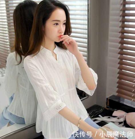 试试■45岁女人不懂搭配别乱穿,试试印花衫+小白裤,显瘦CP谁穿谁先美
