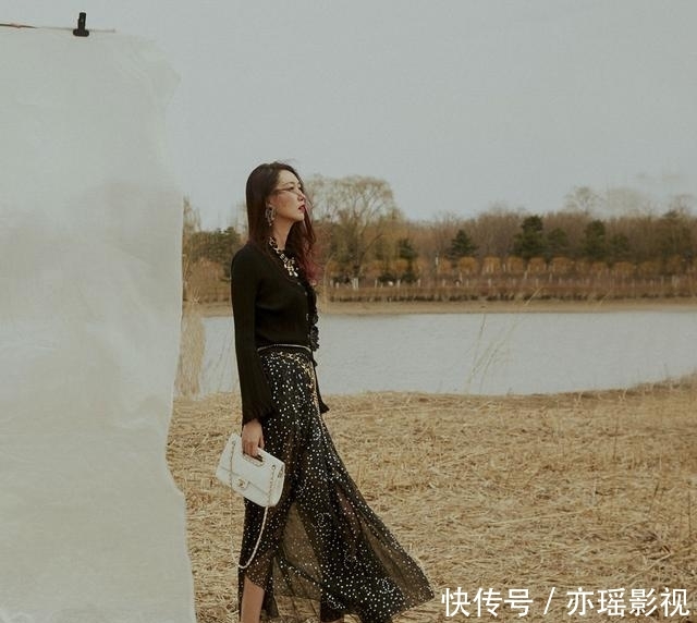 穿搭■她是中国时尚圈达人,今穿黑色针织衫配透视裙,美腿若隐若现