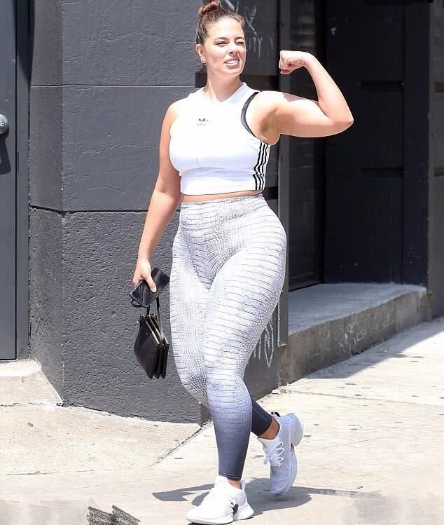 大码超模格林汉姆健身完毕清凉出街!全身都是肌肉，脸还是很小!