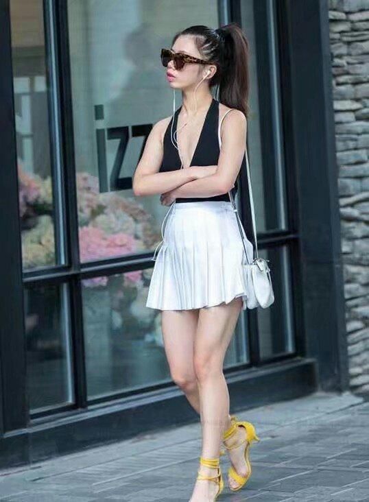 东莞街拍 街头辣妹不光有颜值有胸有长腿，即便是仙女也不过如此