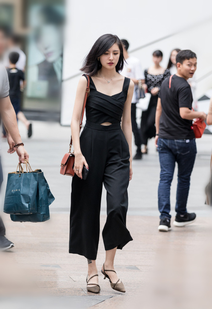 街拍：简单的包臀裙，清爽搭配，这个夏日让小姐姐感觉不到热