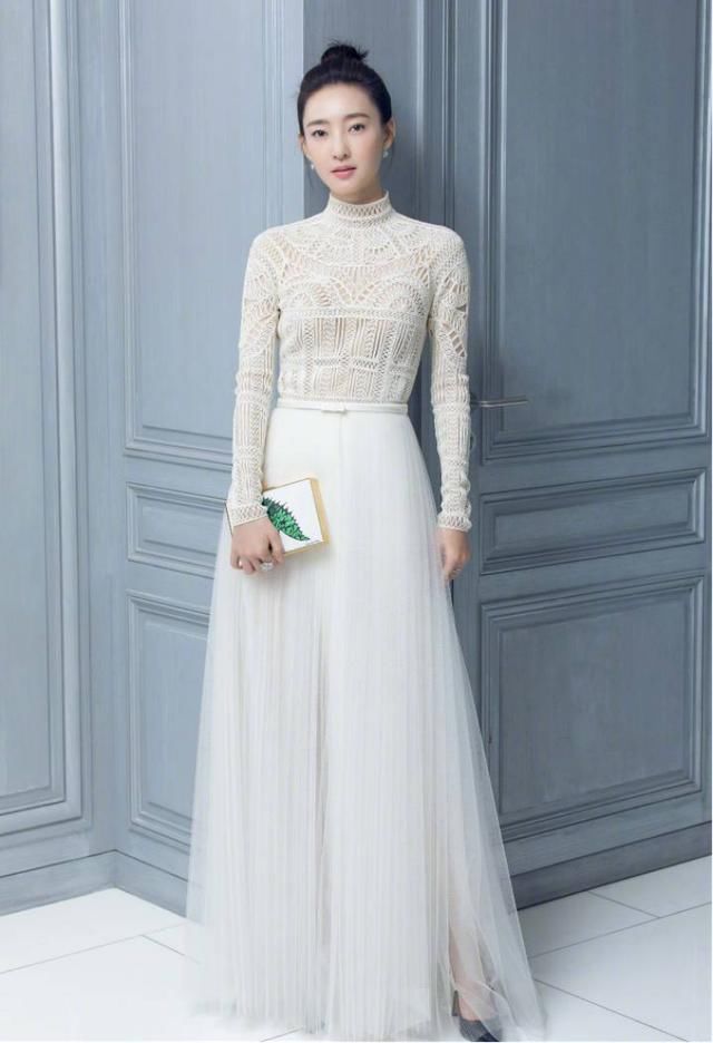 可成熟,可清新,可御姐,王丽坤简单短袖搭渔夫帽把人美哭