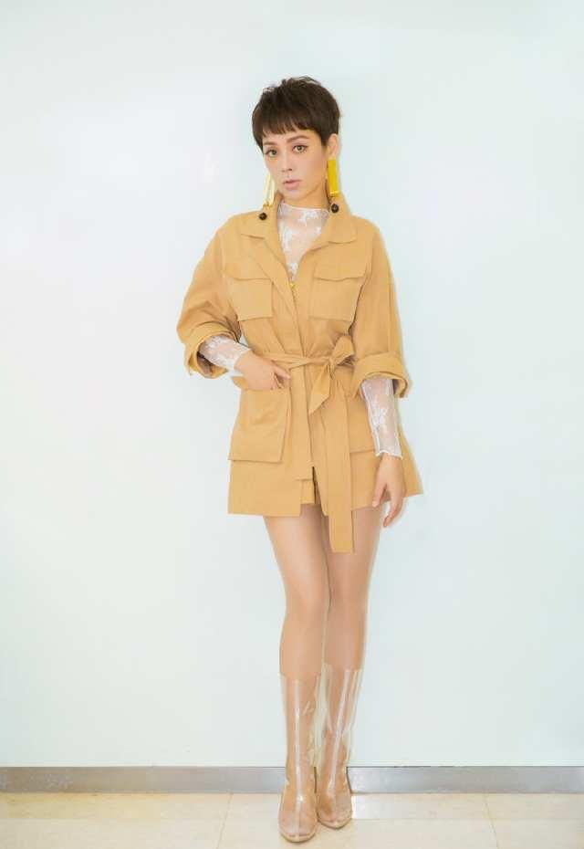 宁静厉害了，硬把西装塞进短裙里，网友:难怪缝被撑得这么宽