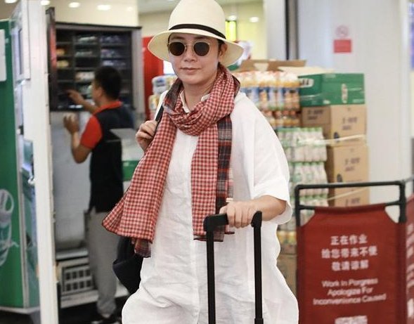 49岁蒋雯丽，49岁许晴，两人机场近照曝光，画风竟如此尴尬