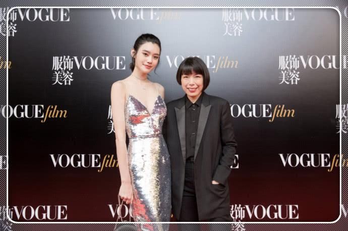 奚梦瑶胆真大, 穿条满身是柳钉的裙子亮相, 网友: 看得我眼都花了