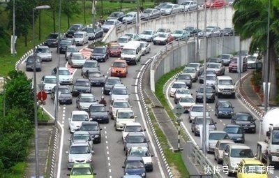 国庆长假七天高速免费,车流高峰要知道,否则会被堵在路上吃泡面