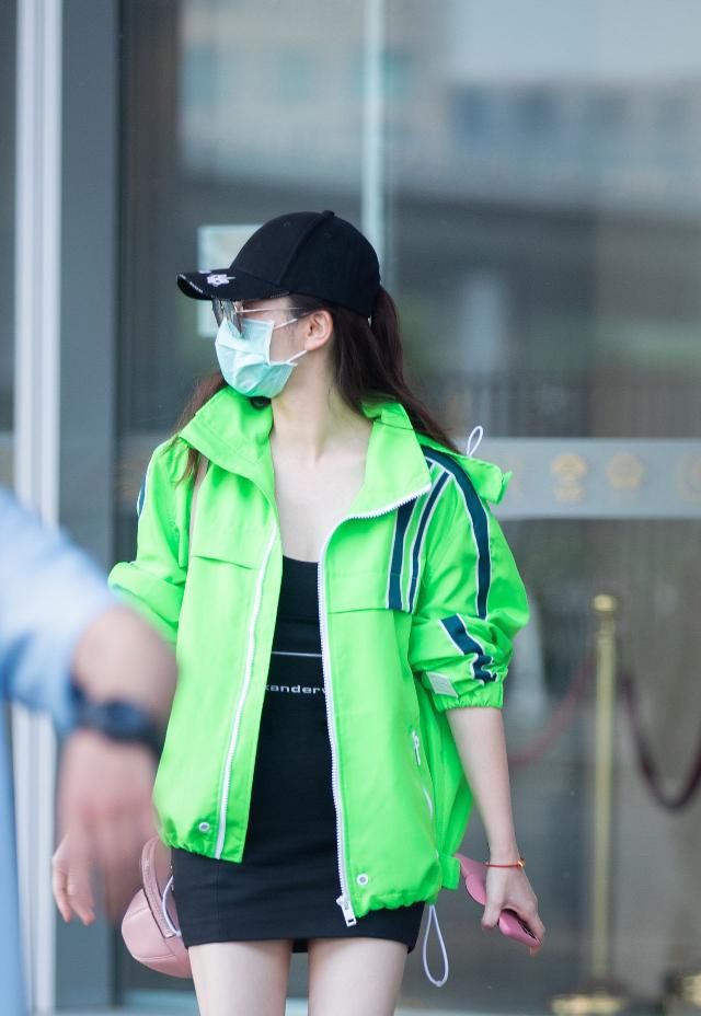  『绿色』好久不见的机场戚穿搭来喽，学她凹造型，秀出大长腿