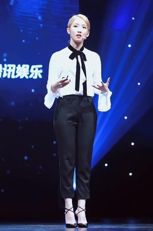 杨超越知道冷了，穿了长袖卫衣，但我觉得还是换条长裤实在一点！