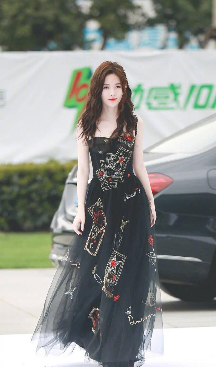 矮个■鞠婧祎小矮个也是挺漂亮的！谁说身材娇小兜不住西装？这样真帅