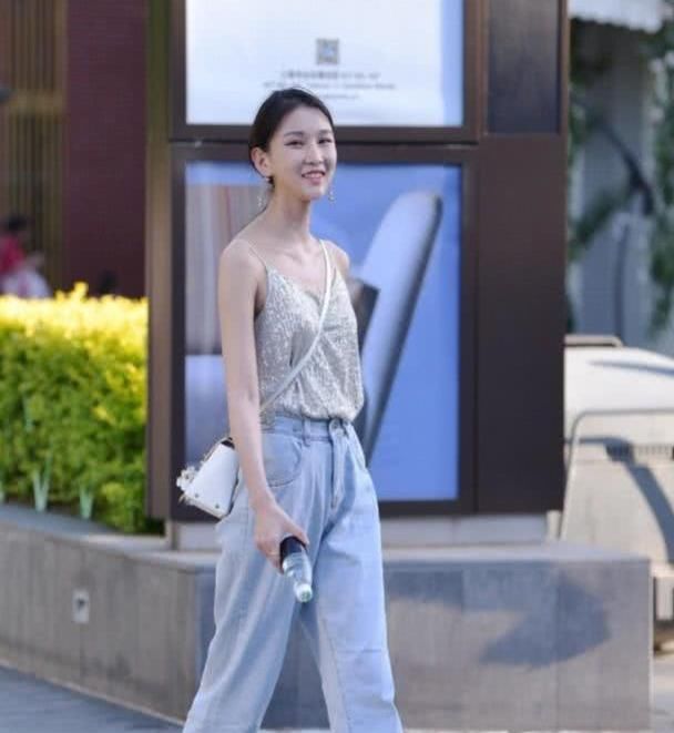 「小姐姐」路人街拍,小姐姐身穿一件浅蓝色的破洞牛仔裙,展示修长的双腿