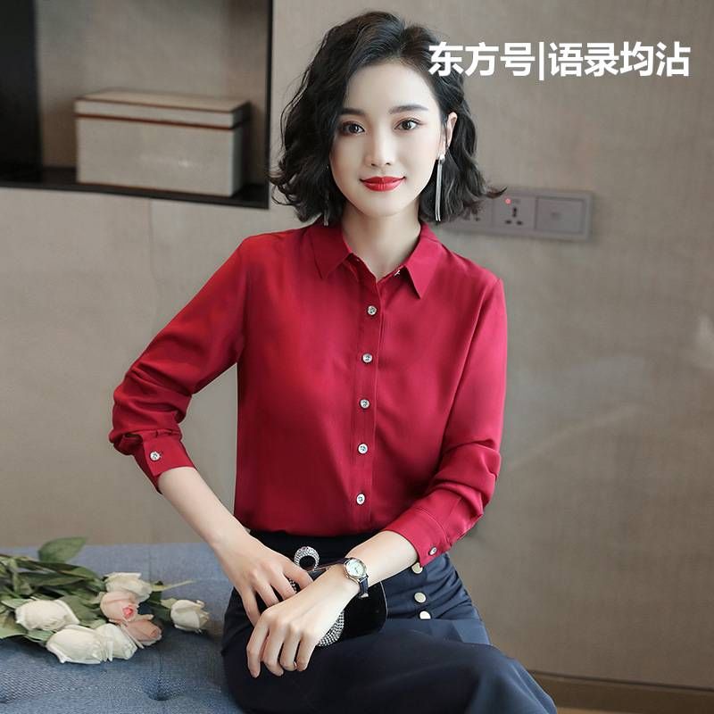 50岁女人别穿的那么老气,薄而不透的真丝衫,让你年轻不止十岁