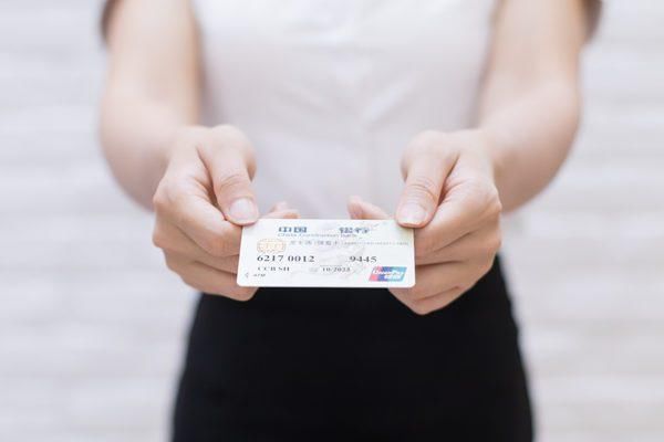 “银行”主动上门办信用卡，不料……这些办卡“套路”都知道吗?