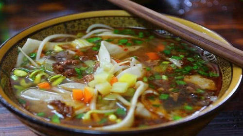 因影视剧出名的景区，却毁在了一碗30元的小面上，网友：真黑心