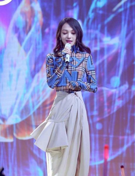 张韶涵这裙子看的人真心难受，全部往腰上塞！网友：怎么脱下来？