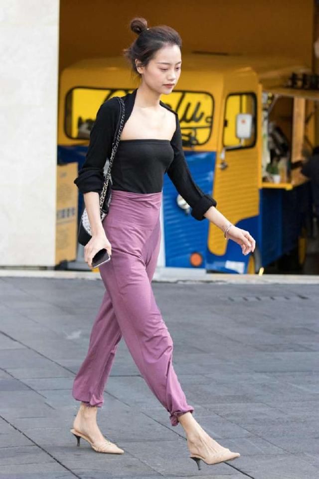 靓丽街拍：圆臀穿抹胸美女，看着苗条纤瘦，其实也挺丰润的！