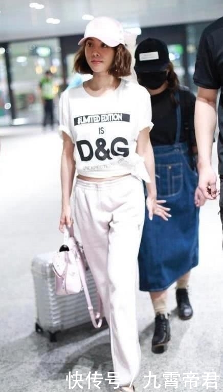  【蓝色牛仔】2020年初春必选的两条裤子，款式简单清爽，不信你衣柜里没有