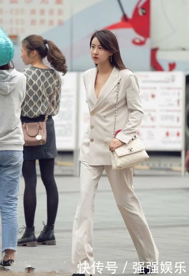 甜美小姐姐深V职业装大秀事业线，阔腿裤增显窈窕纤瘦的身材曲线