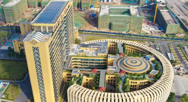 广西一建筑似巨型马桶，造价15亿，被吐糟连卷筒纸都备好了