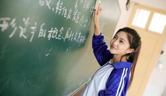  【工资】女教师晒出工资条,月入5600嫌工资太少,网友的回复让人心酸！