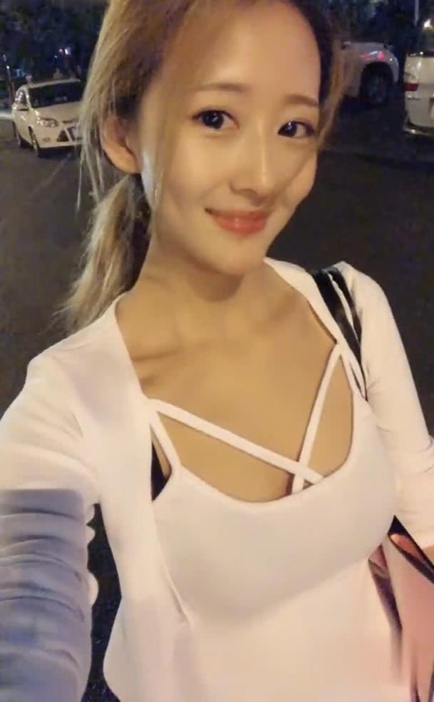 一个青涩的小姐姐也玩小性感，能用可爱来形容她吗？