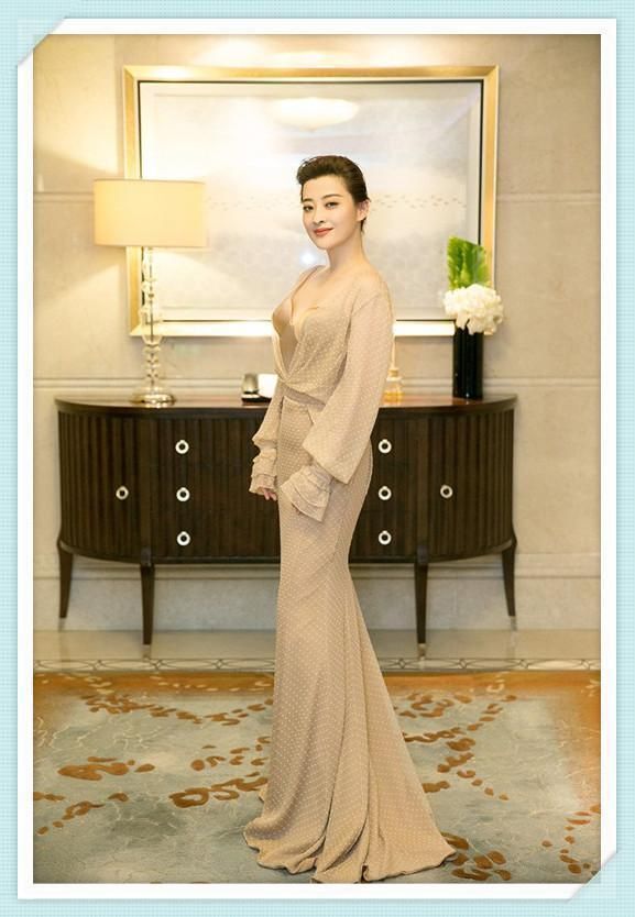 梅婷胆好大！直接把大T恤当裙子穿，网友：瘦下来的女人真自信！