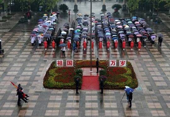  雨伞@国歌响起的那一刻，所有人都扔掉了头上的雨伞