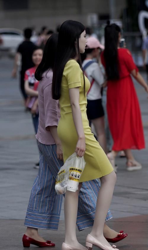  感觉|形形色色的裙装当中，还是穿修身短裙更美