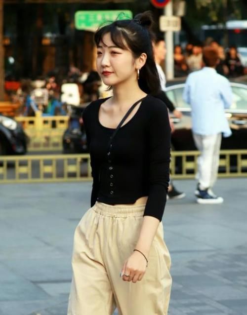 『气质』街拍:雪肤花貌的小姐姐,一条黑色的连衣裙,时尚气质好身材