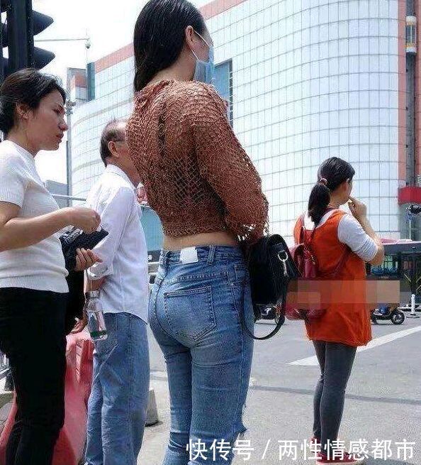 紧身牛仔裤简约精致的版型，塑造出妹子完美的气质