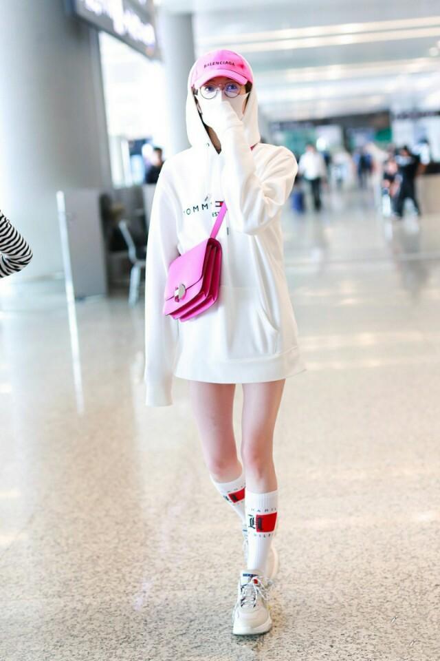 江疏影也穿起了运动风，搭配一双长筒袜，这长腿堪比杨幂啊！