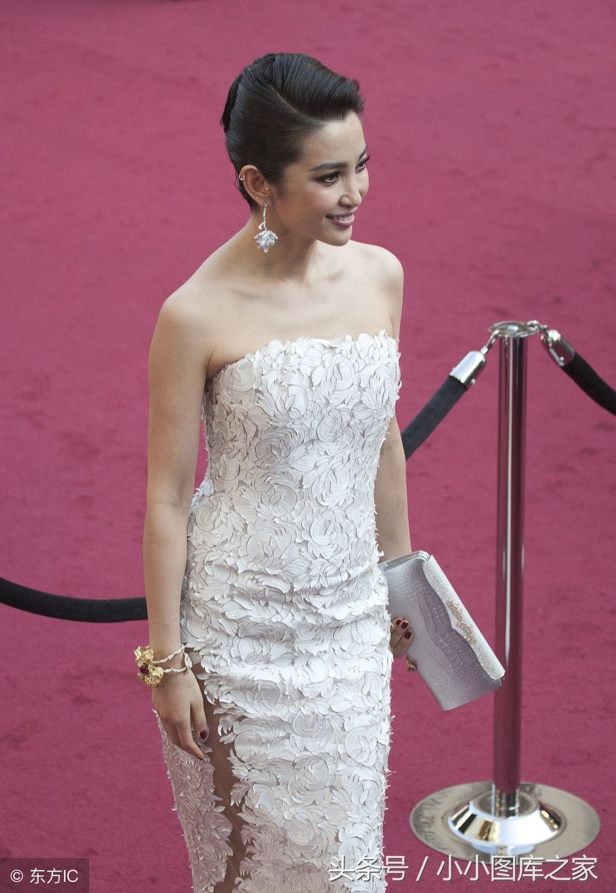 45岁李冰冰对自己太狠，这么紧的鱼尾裙怎么穿进去的?挤出一圈肉