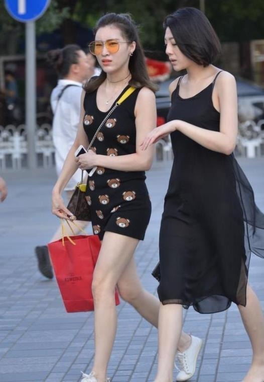 『小姐姐』街拍:富有活力的小姐姐,知性优雅,魅力十足
