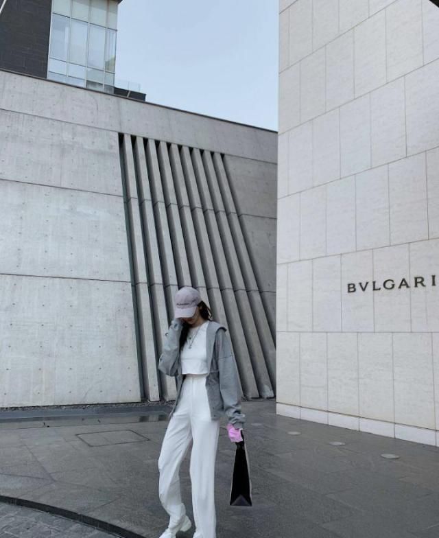  「剪裁手法」“叠穿”已经过时，“日系极简风”越来越火，10组穿搭让你美一季