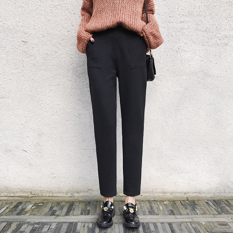 今秋别穿铅笔裤了，现主打这“简约裤”，比小脚裤还百搭显个高